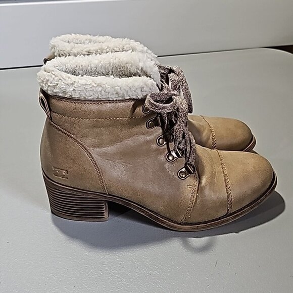 Billabong Shoes - Billabong tan size 7.5 winter ankle boots